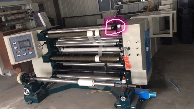 Máquina vertical de Rewinder da talhadeira da fita de Bopp, corte 380V de papel e máquina do rebobinamento
